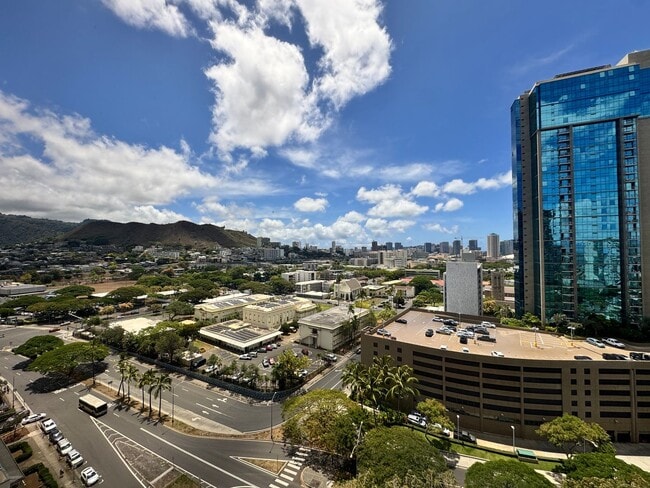 Building Photo - Updated 1 bed, 1 bath, 1 parking unit in K...