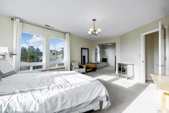 Building Photo - 5663 Basin View Dr