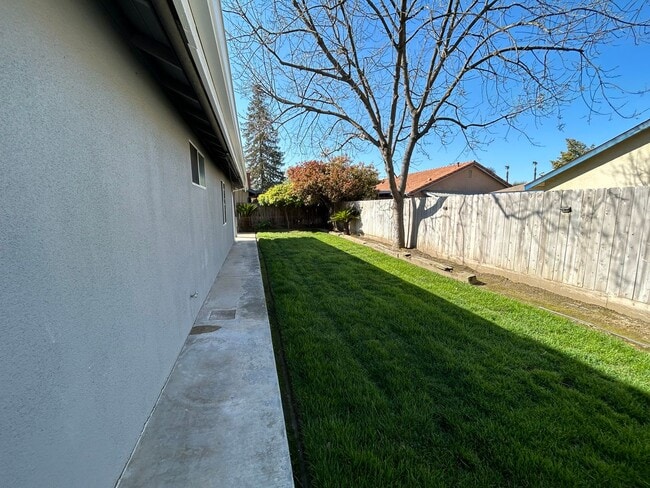 Building Photo - 3 Bedroom 2 Bathroom in NW Visalia