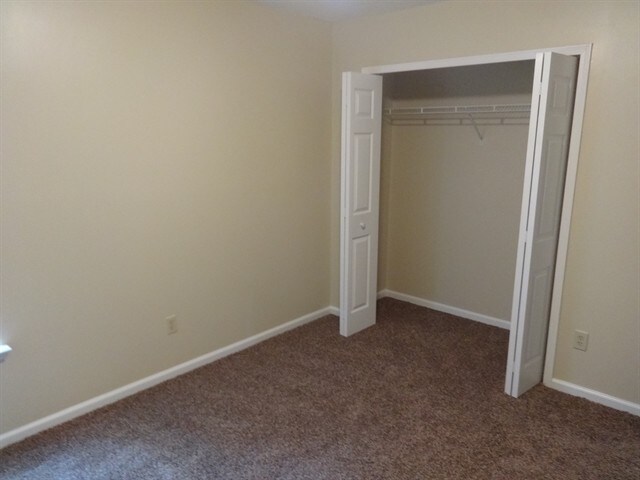Building Photo - 325 Willow Green Dr