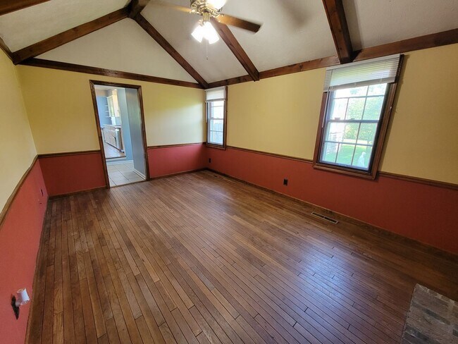 Building Photo - Large 4 bed, 1.5 bath, Over 2,000 square feet.