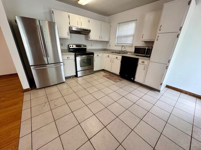 Building Photo - 1443 Blue Brook Way