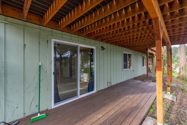 Building Photo - 3 Bed 2.5 Bath Home with a View!