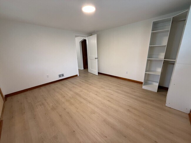 Building Photo - Updated Home - West Mifflin