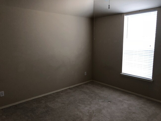 Building Photo - Roomy 4 bedroom 2.5 bath in Waxahachie!!