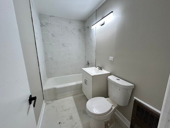 Building Photo - 16155 Honore Ave