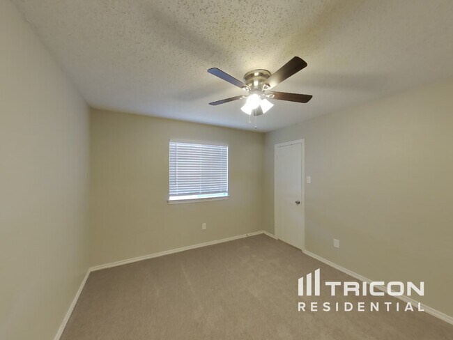 Building Photo - 2312 Vineyard Dr
