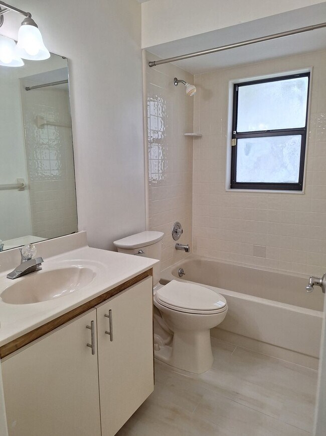 Building Photo - Adorable 2BR 2BA duplex in Shangr La Village