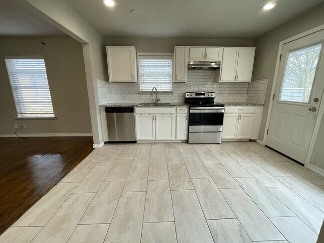 Building Photo - 613 S Andrews Ave