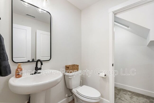 Building Photo - 746 SE 38th St