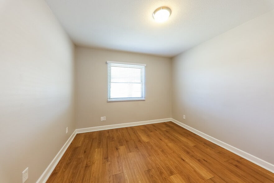 Building Photo - 7008 W Canterbury Dr