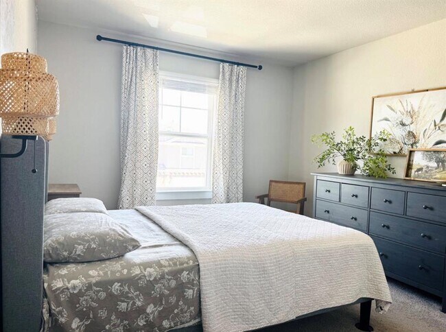 Building Photo - 2317 Calvert Dr