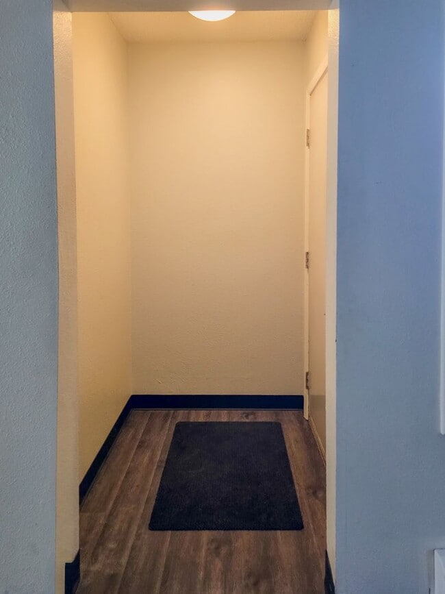 Building Photo - 2 Bed/1Ba Condo