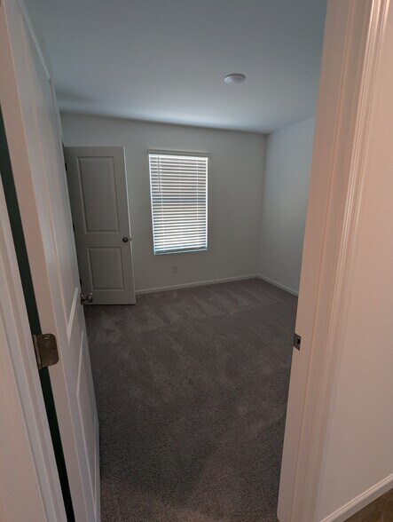 Building Photo - 733 Dylan Ct