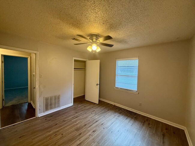Building Photo - 5105 Lewis Ln