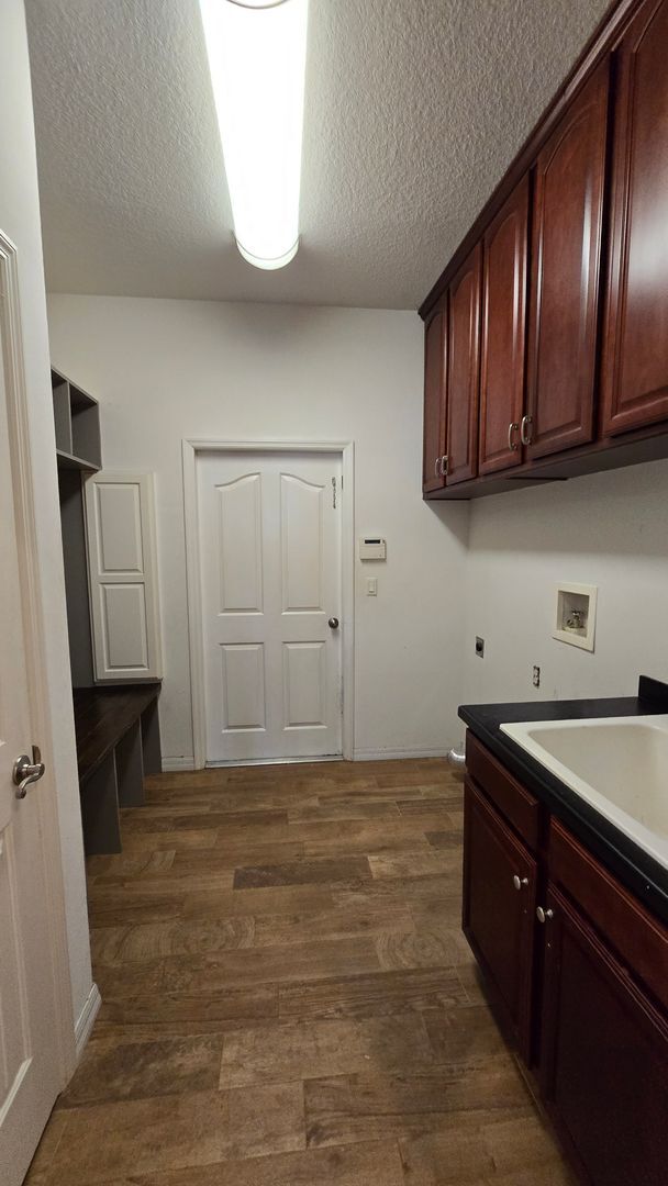 Building Photo - 3/2 w/ home office and 2 car garage