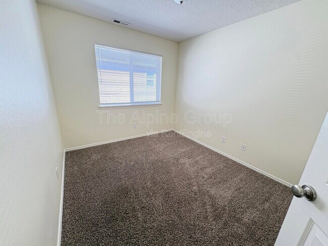 Building Photo - 1430 NE Glen Ellen Dr