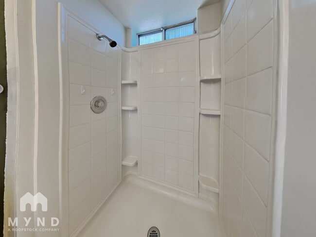 Building Photo - 725 W Utopia Rd