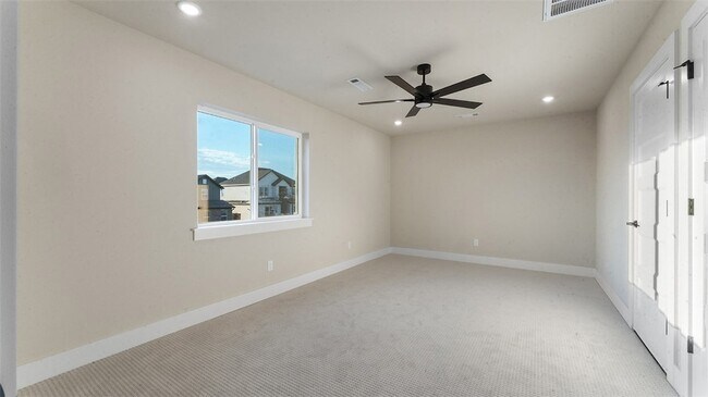 Building Photo - 930 Moksha St