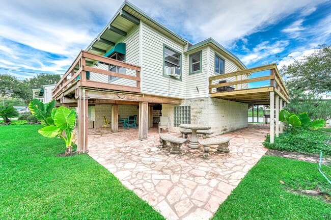 Building Photo - 325 Palm Dr