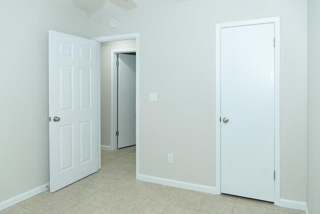 Building Photo - 127 Newcastle Cir