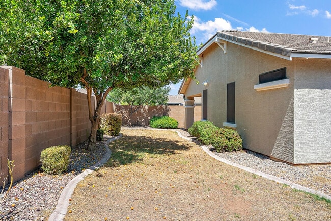 Building Photo - 2949 E Crescent Way