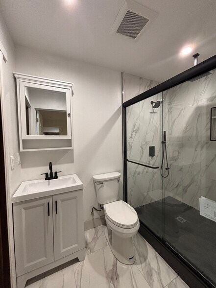 Bathroom 1 - 860 N Mar Vista Ave