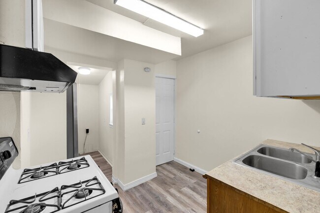 Building Photo - 210 1/2 Peach Street