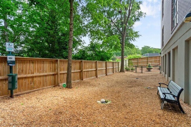 Building Photo - 560 Dutch Valley Rd NE