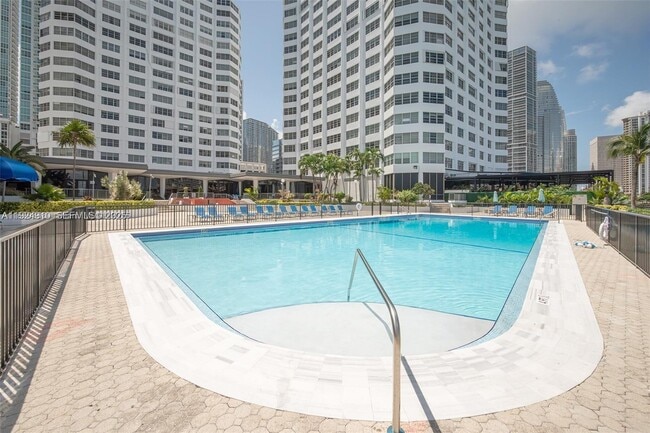 Building Photo - 905 Brickell Bay Dr