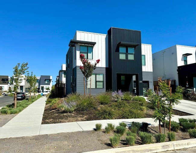 Building Photo - Newer One Bedroom in newer Santa Rosa Deve...