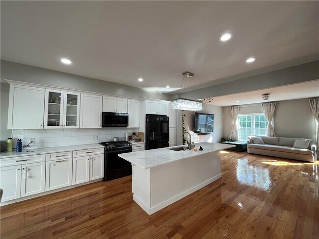 Building Photo - 301 Hunting Hill Dr