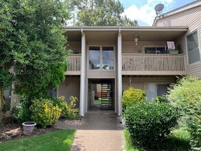 Building Photo - First Floor 2BD/2BA Condo on Memphis/Germa...