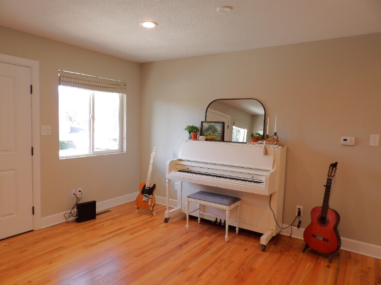 Building Photo - 1806 Koshare St