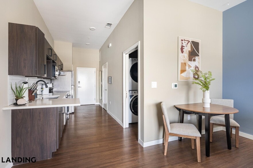 Building Photo - 1364 E Battlefield Rd