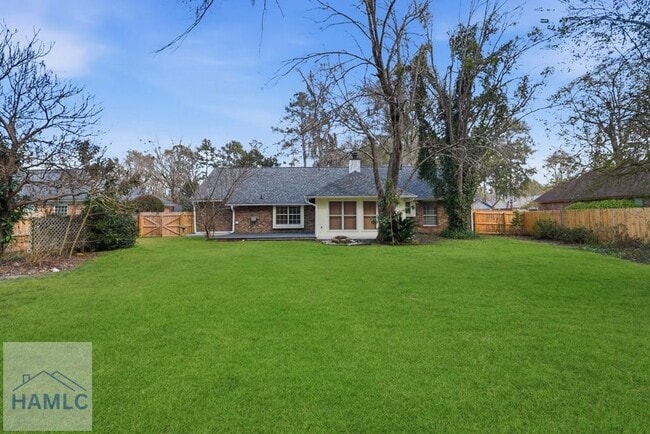 Building Photo - 405 Club Dr