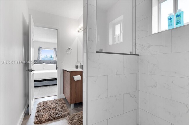 Building Photo - 617 NW 30th Ct