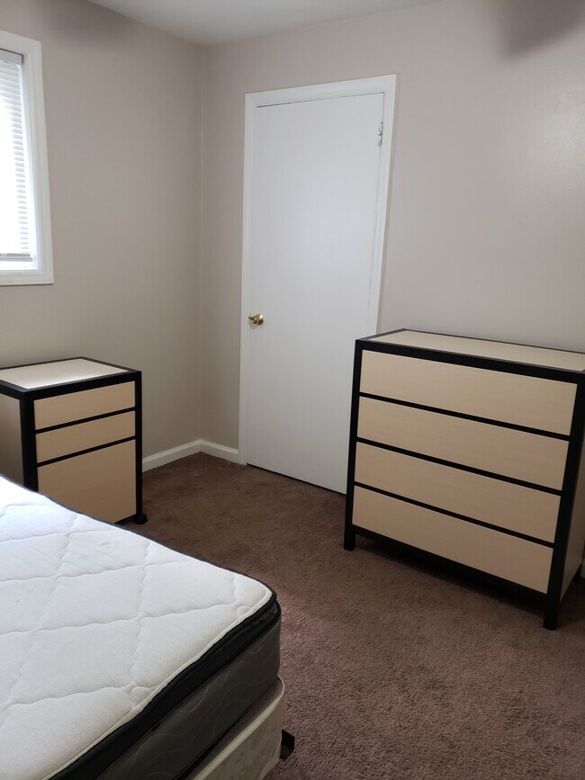 Bedroom 2 - View 2 - 1100 Hicks Ct