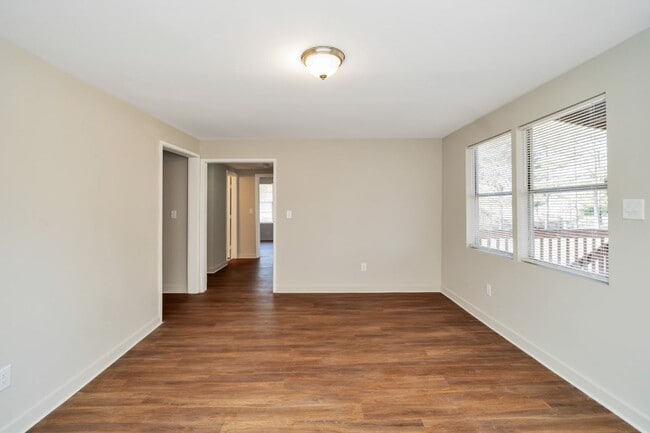 Building Photo - Southern Charm Meets Spacious Living – 5BR...