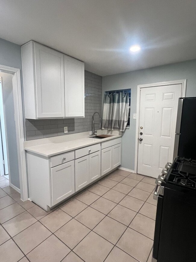 Building Photo - 520 N Montreal Ave