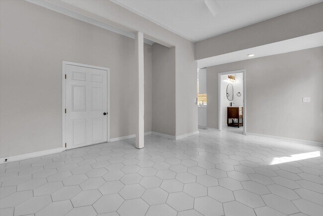 Building Photo - 2031 Central Ave