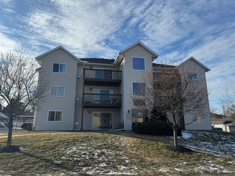Primary Photo - 4600 Grand Ave