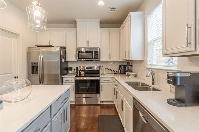 Building Photo - 1506 River Oak Ln