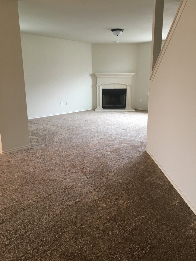 Building Photo - Texas Sized Home 5/3/2