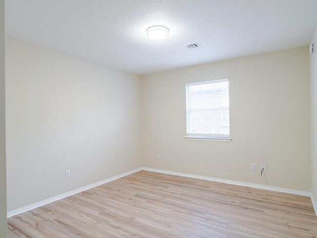 Building Photo - 13 Holly Dr