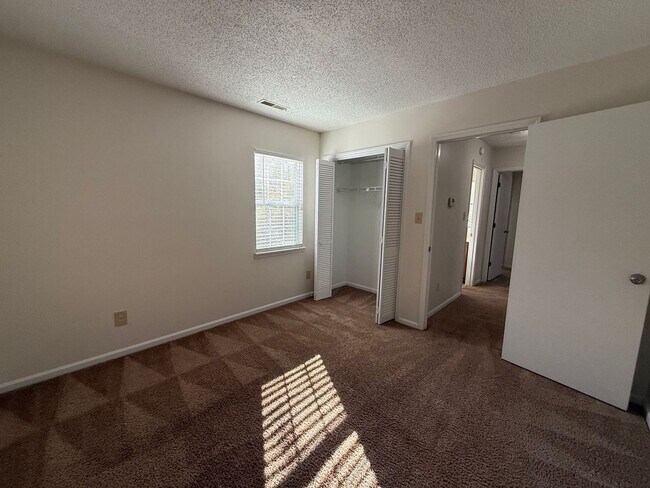 Building Photo - Beautiful 3 bedroom, 2.5 bath House