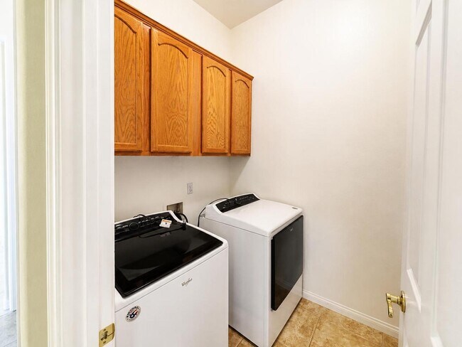Building Photo - 2805 Snow Line Dr