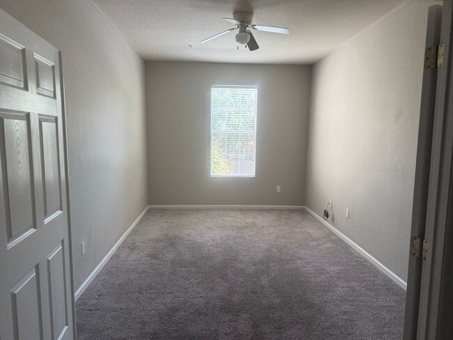 Building Photo - Beautiful 3/2 2nd Floor condo in gated Flo...