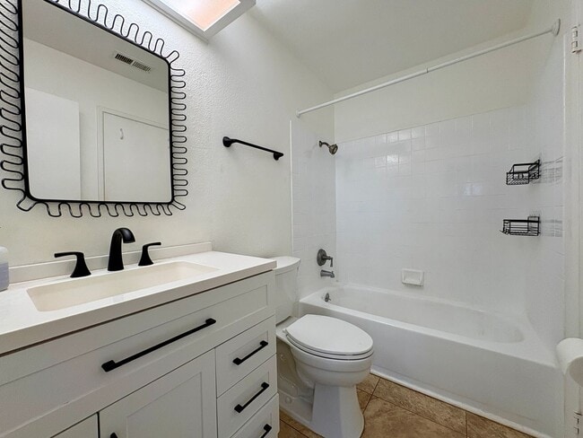 Building Photo - Amazing Two Bed 1.5 Bath Condo - University Heights - Garage & Driveway Parking