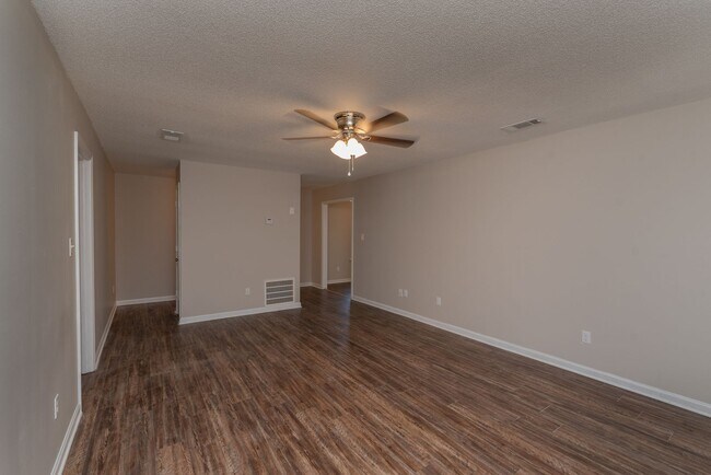 Building Photo - 2937 Dahlia Dr
